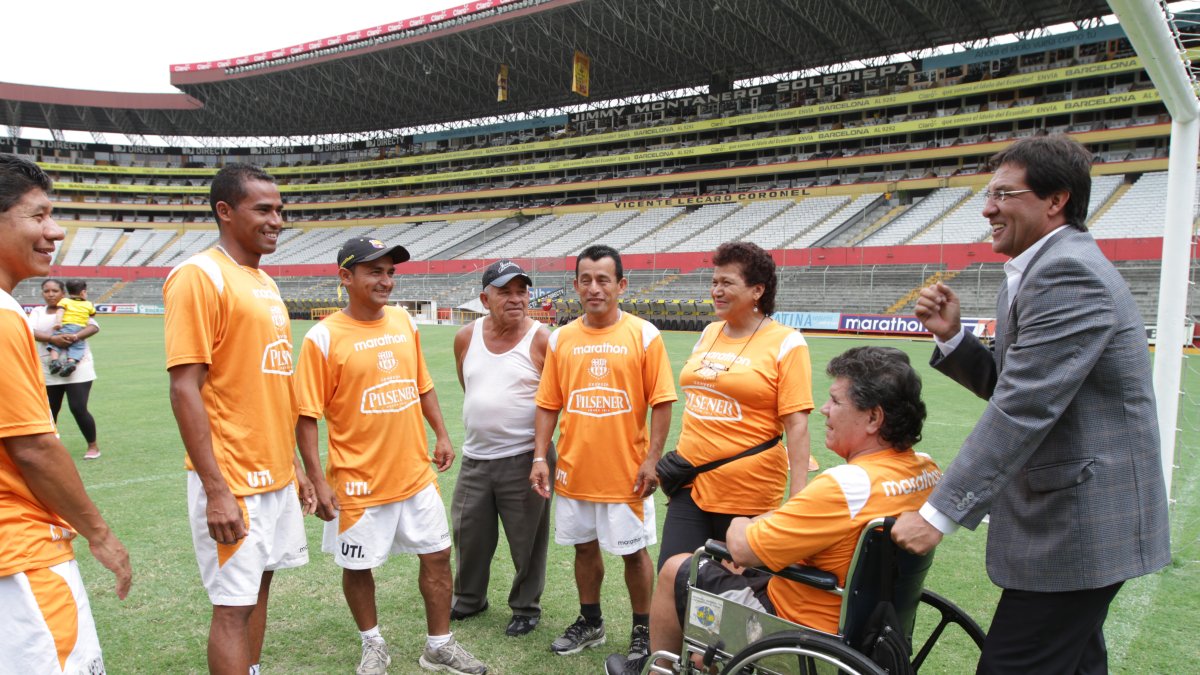 Carlos Luis Morales, exmeta de Barcelona, en una de sus visitas al estadio Monumental.
