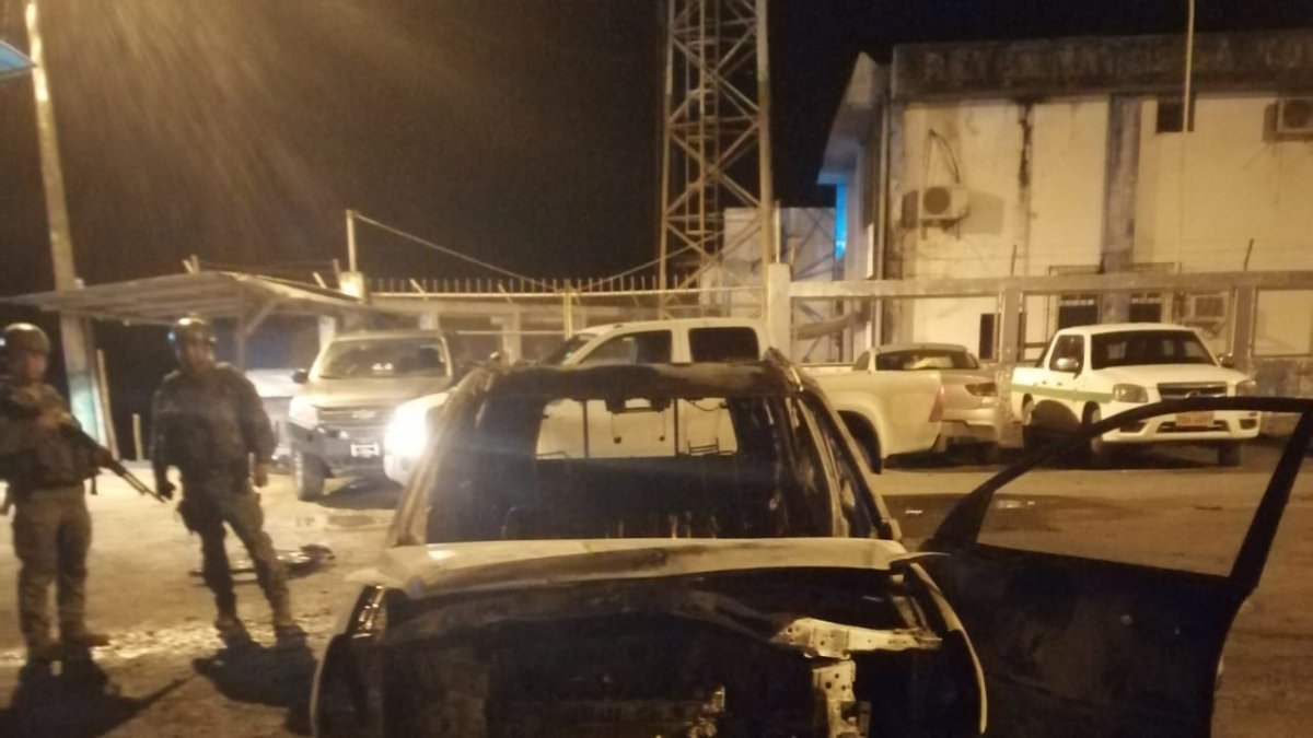 Estado. Una de las patrullas quedó completamente destruida tras ser incinerada por los revoltosos.