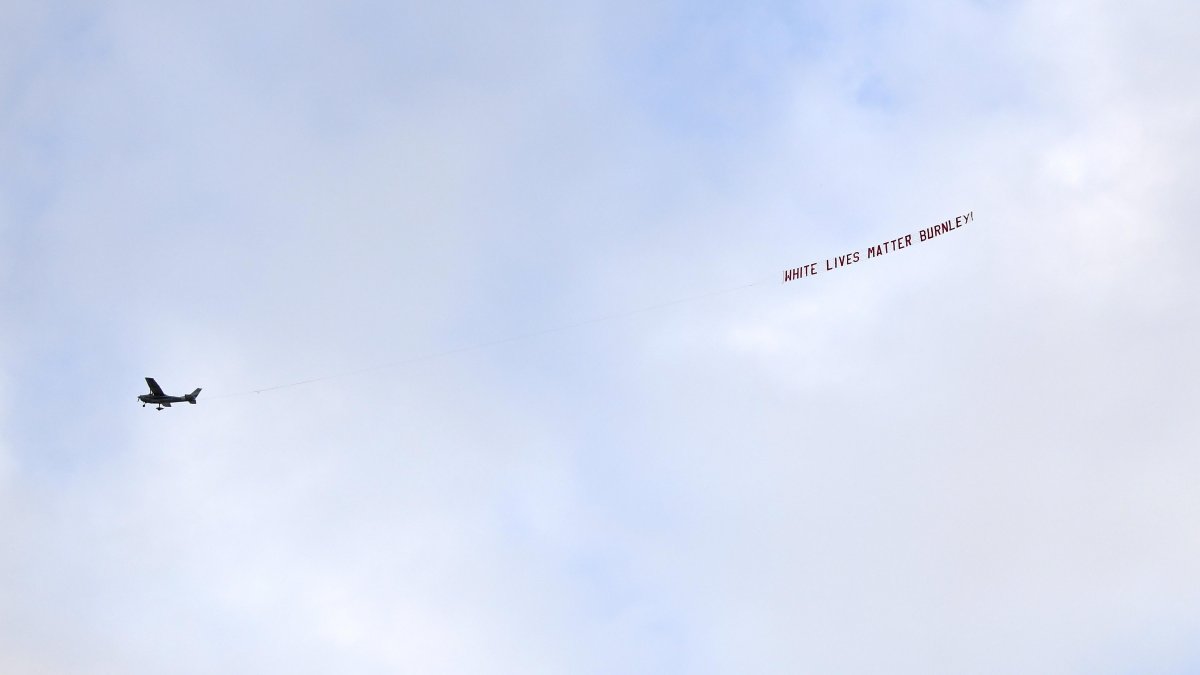 El mensaje racista apareció siendo halado por un helicóptero.