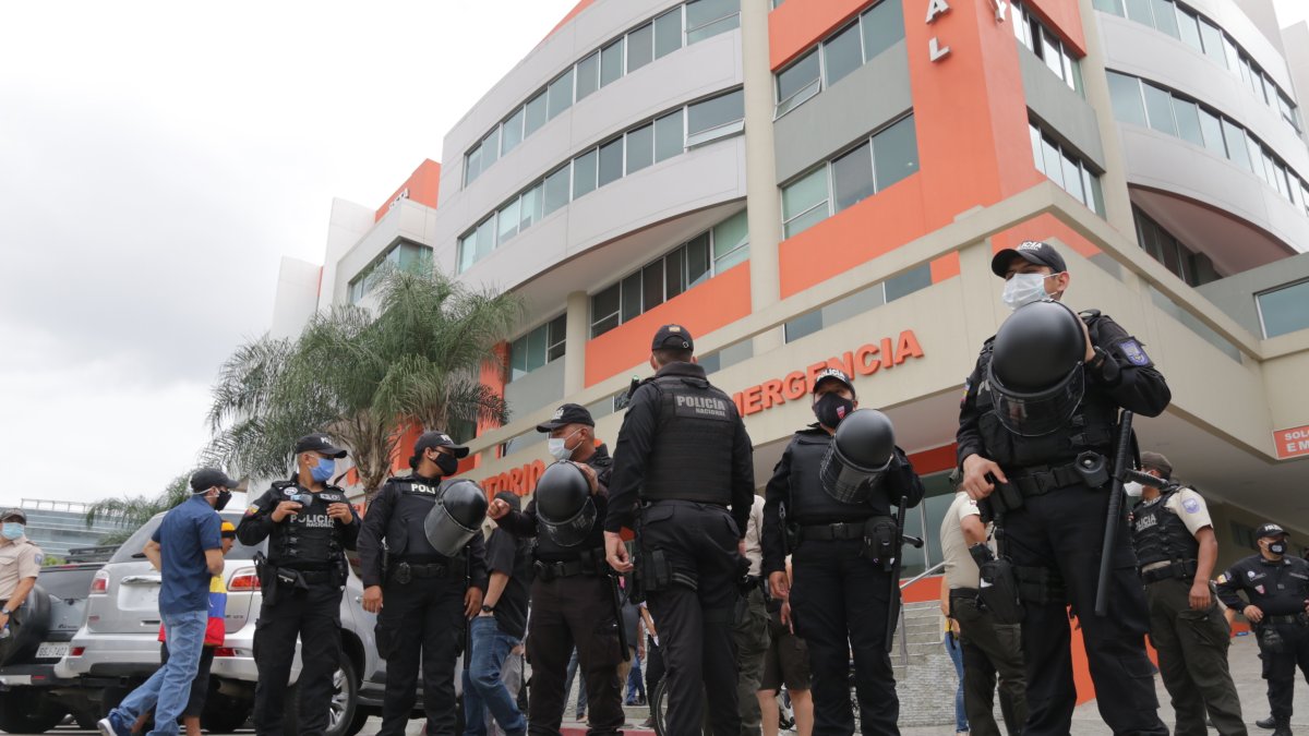 Un cordón policial custodió la clínica a la que llegó el prefecto, fue atendido y falleció.