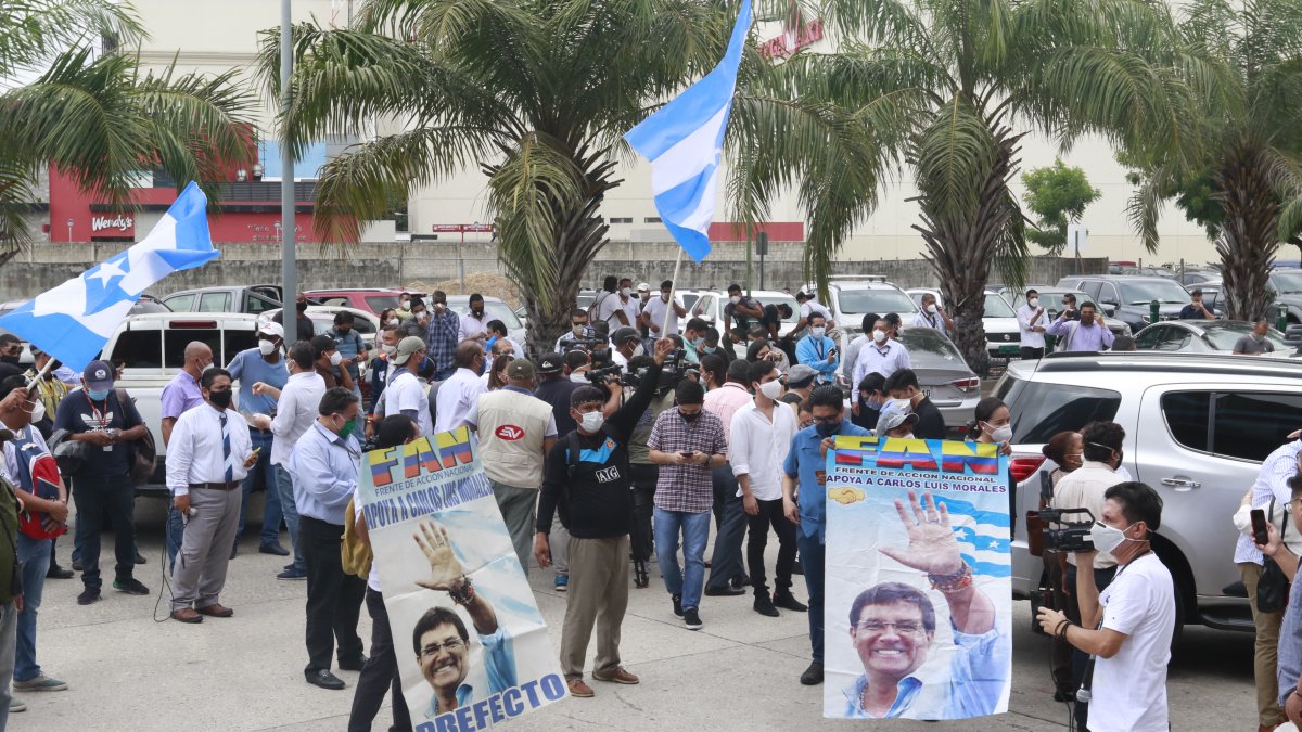 Simpatizantes de Morales se concentraron ayer en los exteriores de la clínica donde se declaró su deceso.