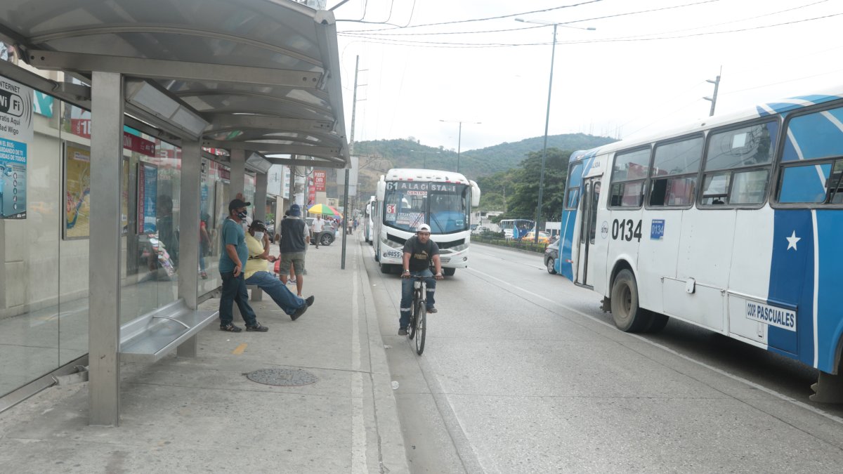 Paraderos. A los ciclistas y usuarios del transporte público les preocupa saber si los paraderos, como los de la avenida Rodríguez Bonín, serán reubicados para facilitar la circulación.