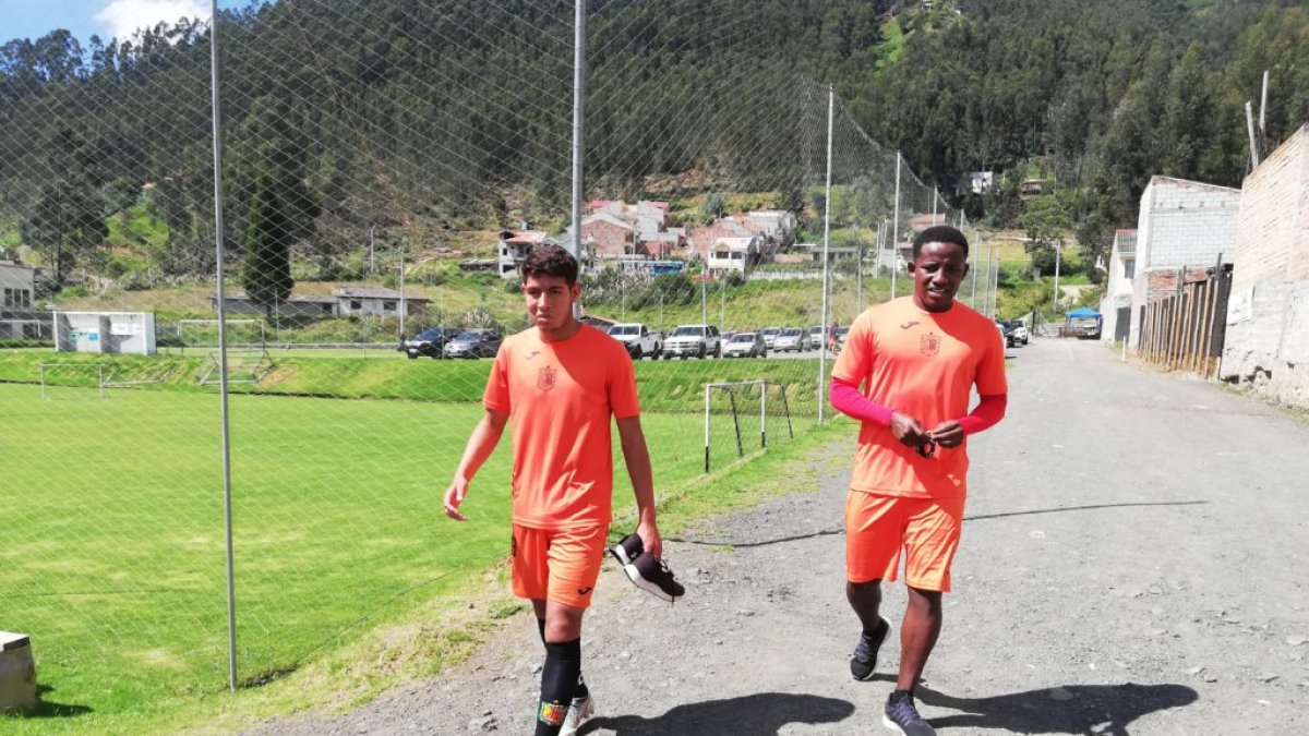 Miguel Segura (d) es uno de los jugadores que ha sido sancionado por la dirigencia cuencana.