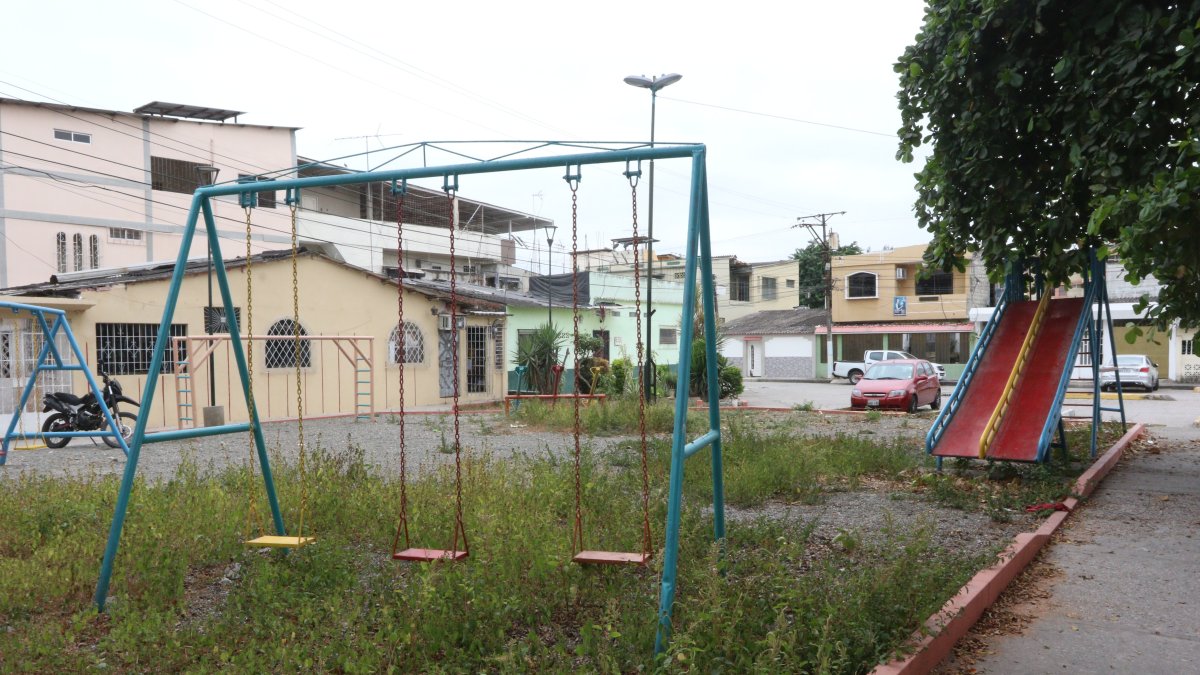 Situación. Los moradores piden a las autoridades que remuevan la vegetación del sitio.