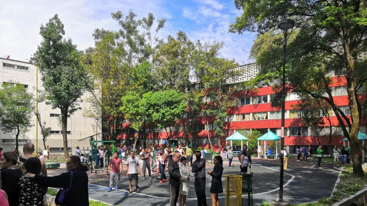 Los ciudadanos salieron a las calles luego del terremoto en el país azteca.