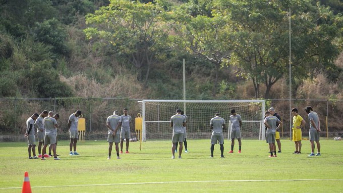Los jugadores de Barcelona se dieron tiempo para recordar al guardameta ecuatoriano.