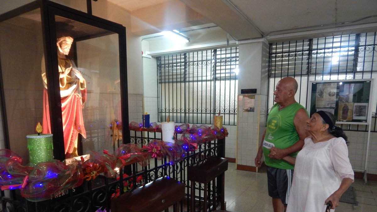 Miembros. Edison Vitores vive con su mamá Hilda Franco en el Hogar del Corazón de Jesús.