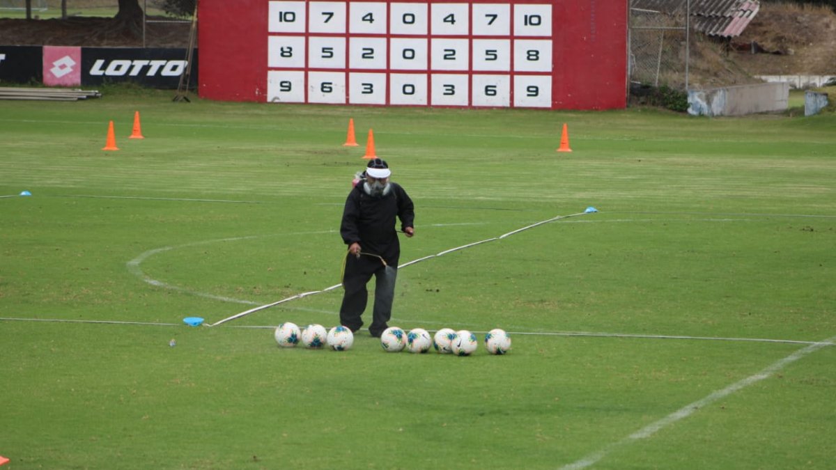 Colaboradores desinfectan todos los implementos antes del entrenamiento.
