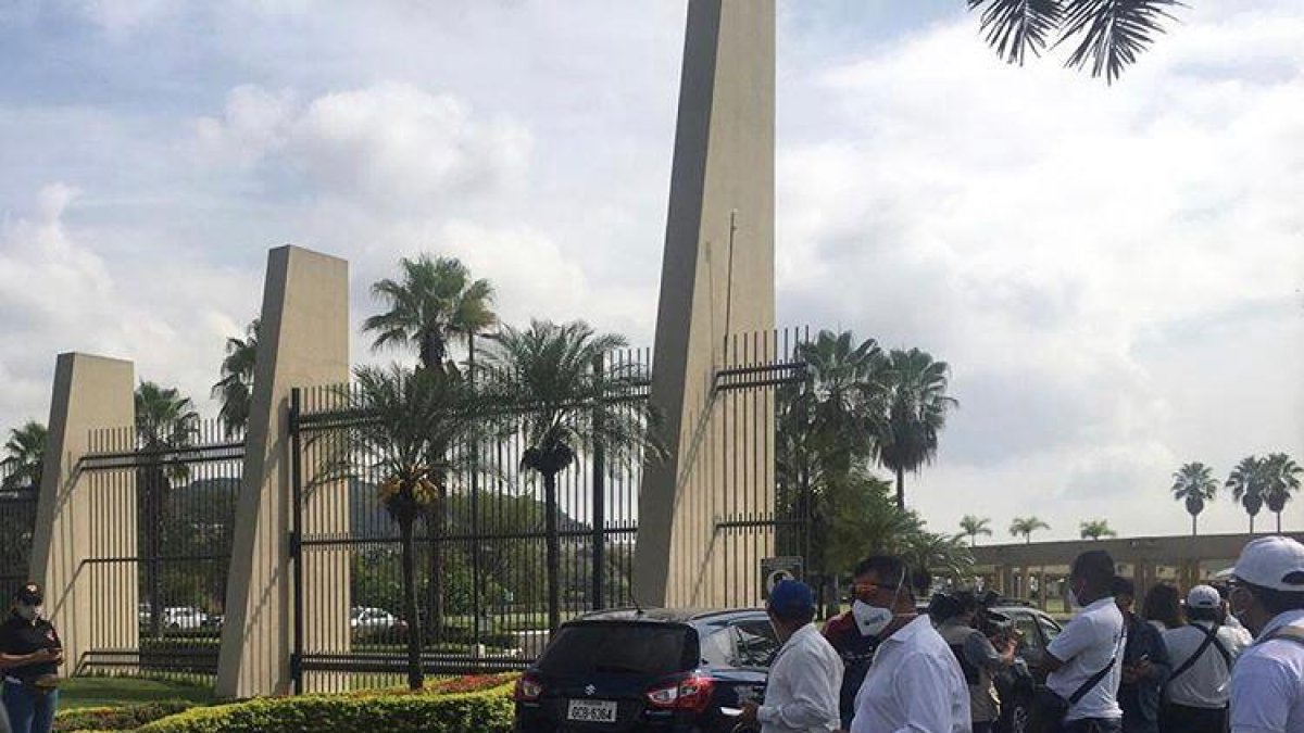 Simpatizantes y amigos de Carlos Luis Morales en las afueras del cementerio.