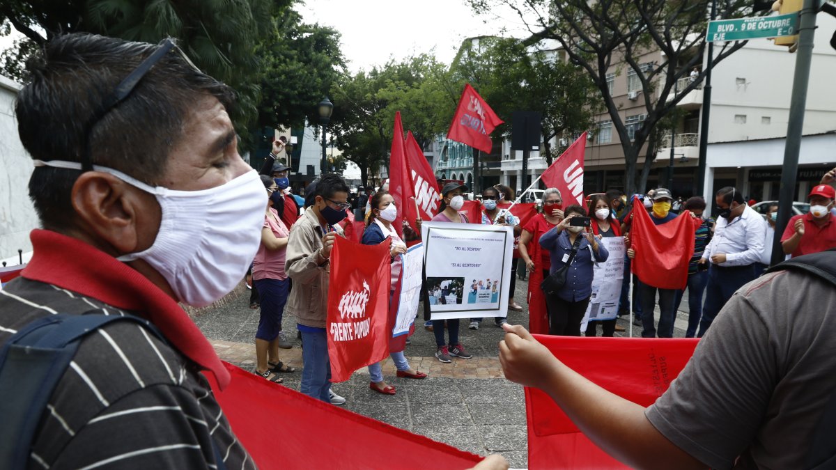 Los maestros realizaron una marcha de protesta por las calles céntricas de Guayaquil.