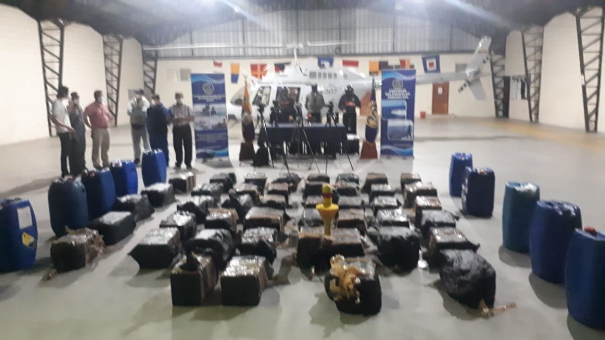 Droga y tanques de combustible fueron recuperados tras ser lanzados al mar por los tres ciudadanos detenids.