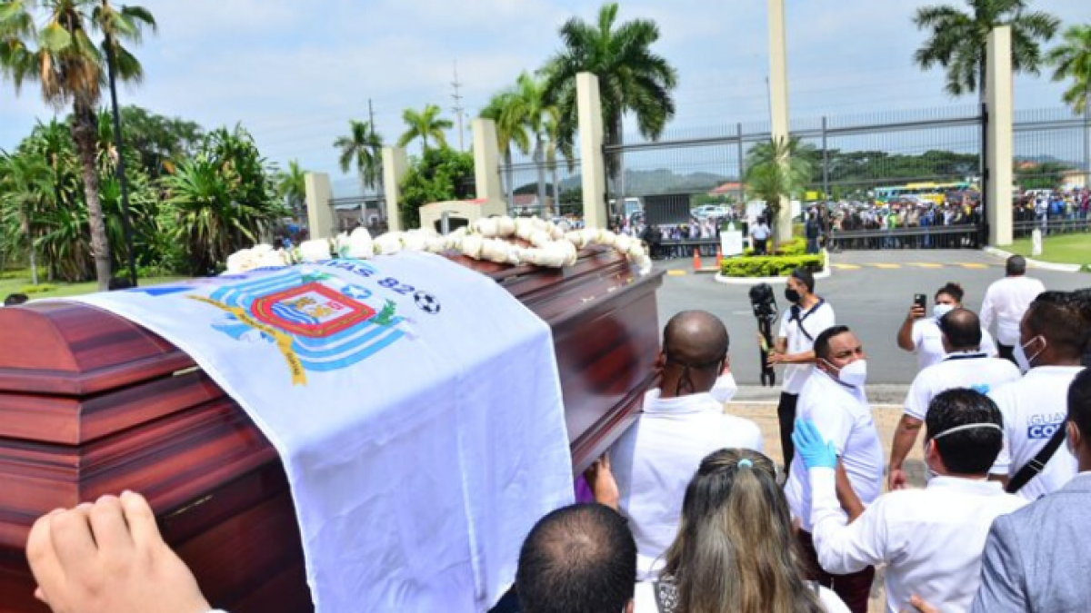 Ataúd donde están los restos de Carlos Luis Morales recorre las afueras del cementerio.