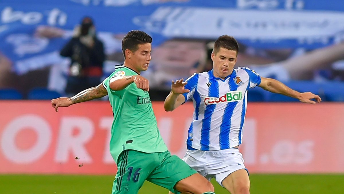 James Rodríguez (i) reapareció en el equipo titular del Real Madrid en la victoria sobre la Real Sociedad.
