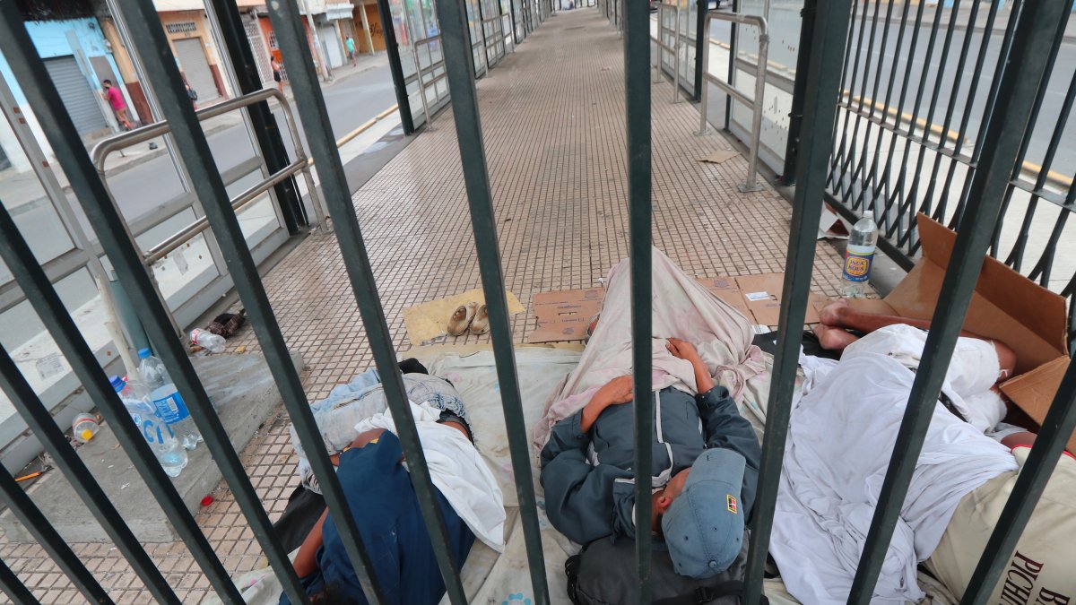 Situación. La indigencia se toma algunas paradas de la Troncal 4 de la Metrovía.