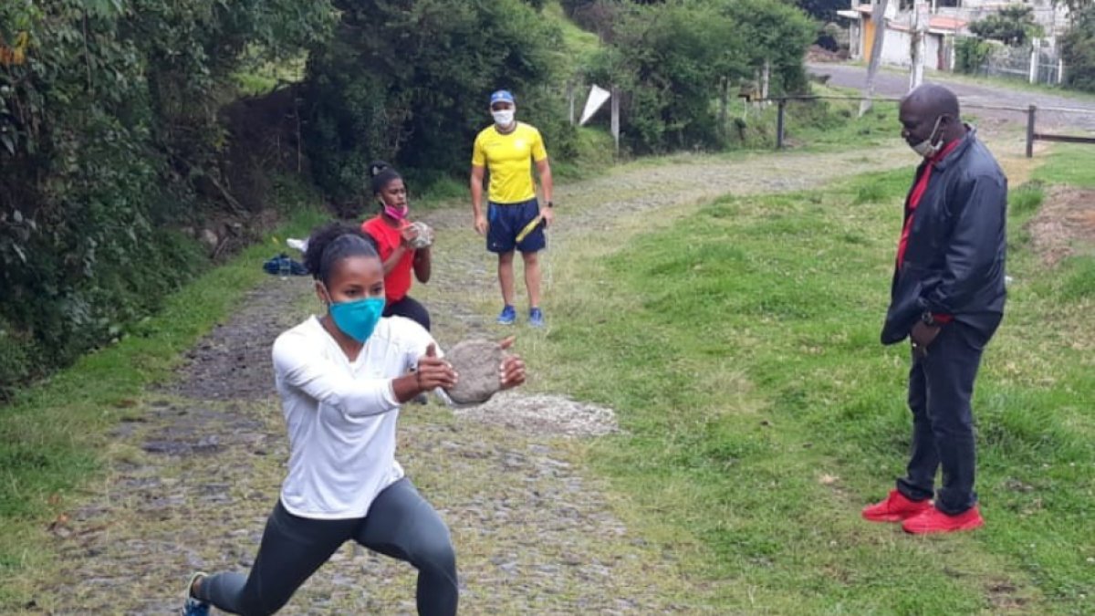 Ángela Tenorio, Anahí Suárez y Álex Quiñónez realizan reacondicionamiento físico bajo la dirección del entrenador Nelson Gutiérrez y del fisioterapeuta Caridad Martínez.