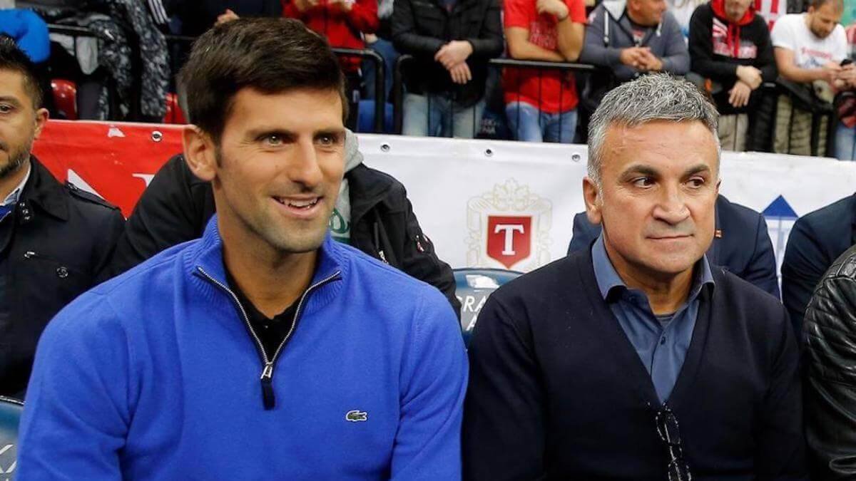 Novak Djokovic (i) y su padre Srdjan Djokovic, durante una exhibición de tenis tiempo atrás.