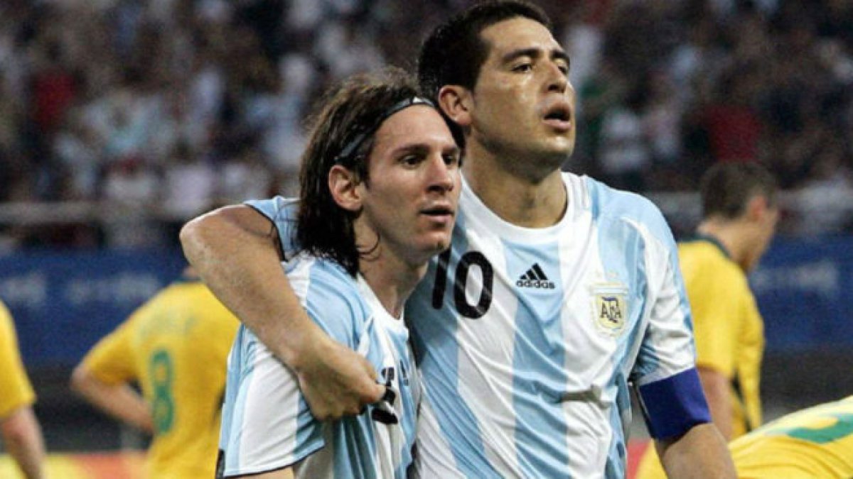 Lionel Messi (i) y Juan Román Riquelme son considerados entre los mejores de la historia del fútbol argentino.