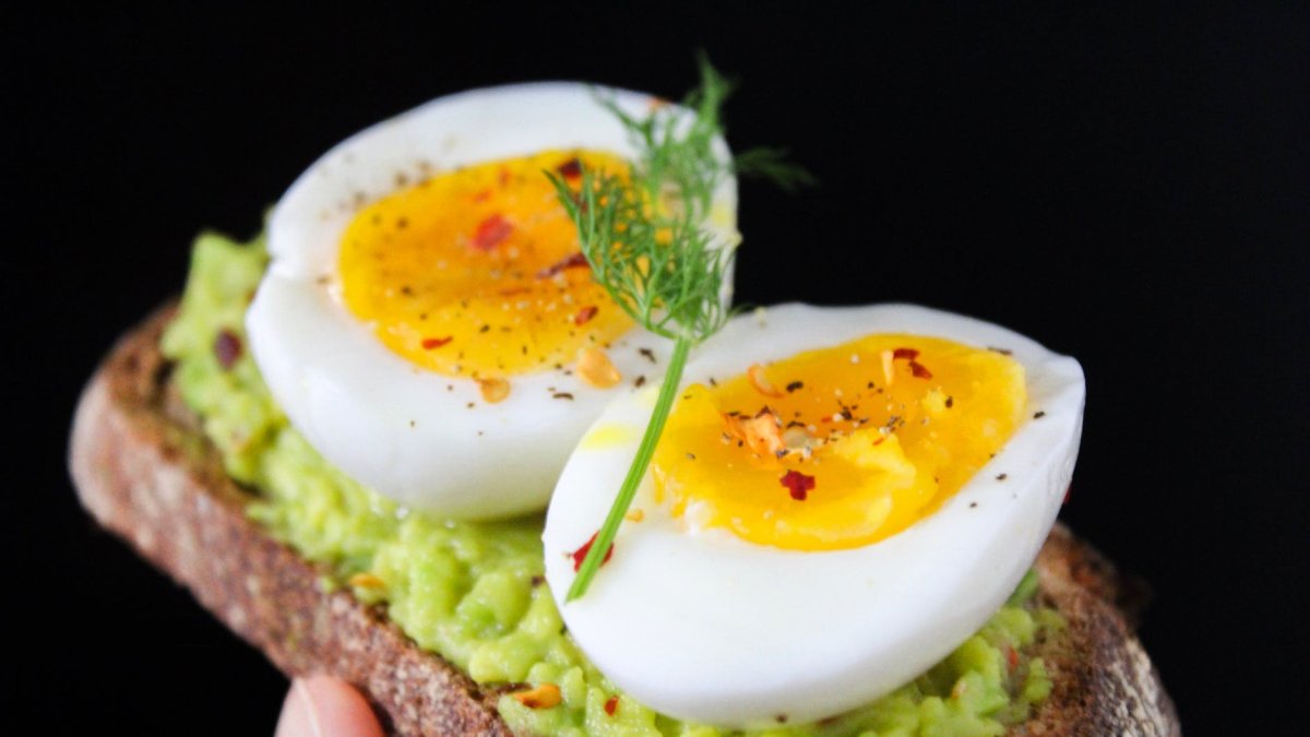 La yema de huevo brinda algunos beneficios para la salud.