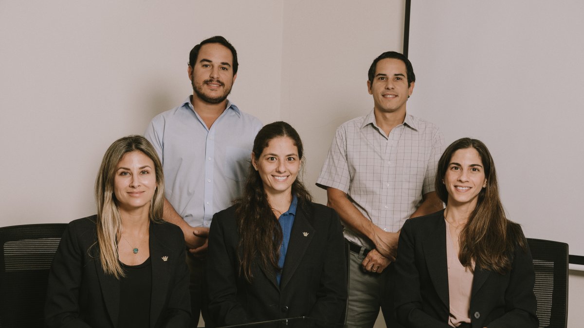 Victoria, Valeria, Melissa, Andrés y Roberto están en distintas áreas.