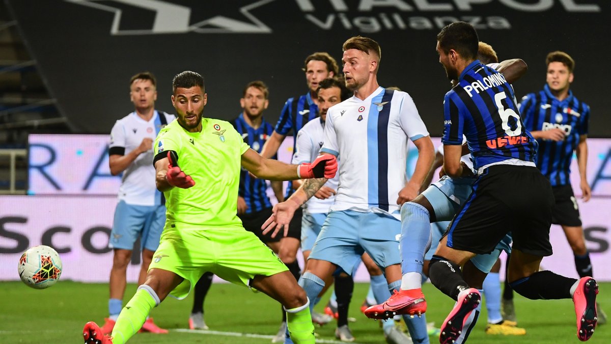 El defensa argenitno Jose Luis Palomino (derecha) anota el gol de la victoria para el Atalanta ante la marca de Felipe Caicedo