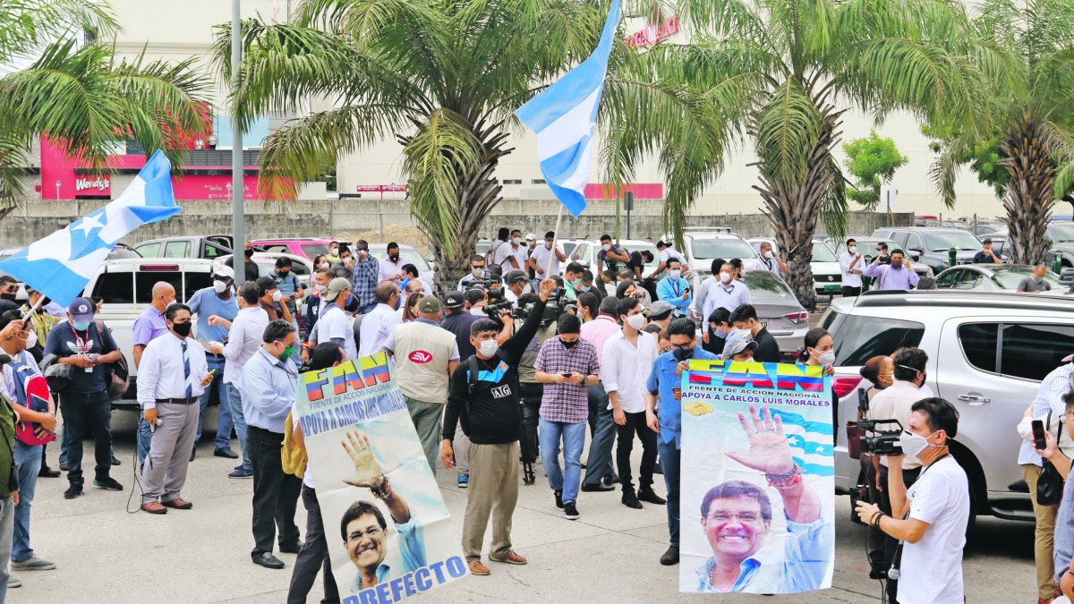 Muerte. Arcos señala que la orden judicial le impidió estar con su esposo los últimos momentos de su vida.