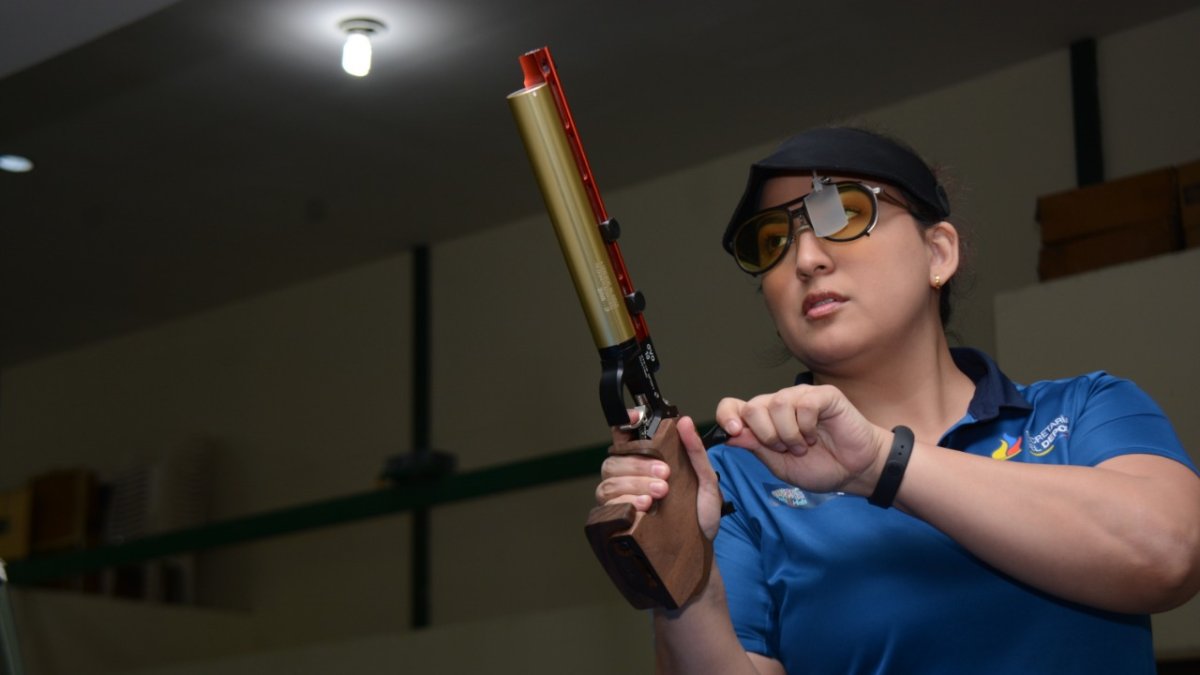 La tiradora Marina Pérez entrena en el Polígono de Guayaquil.