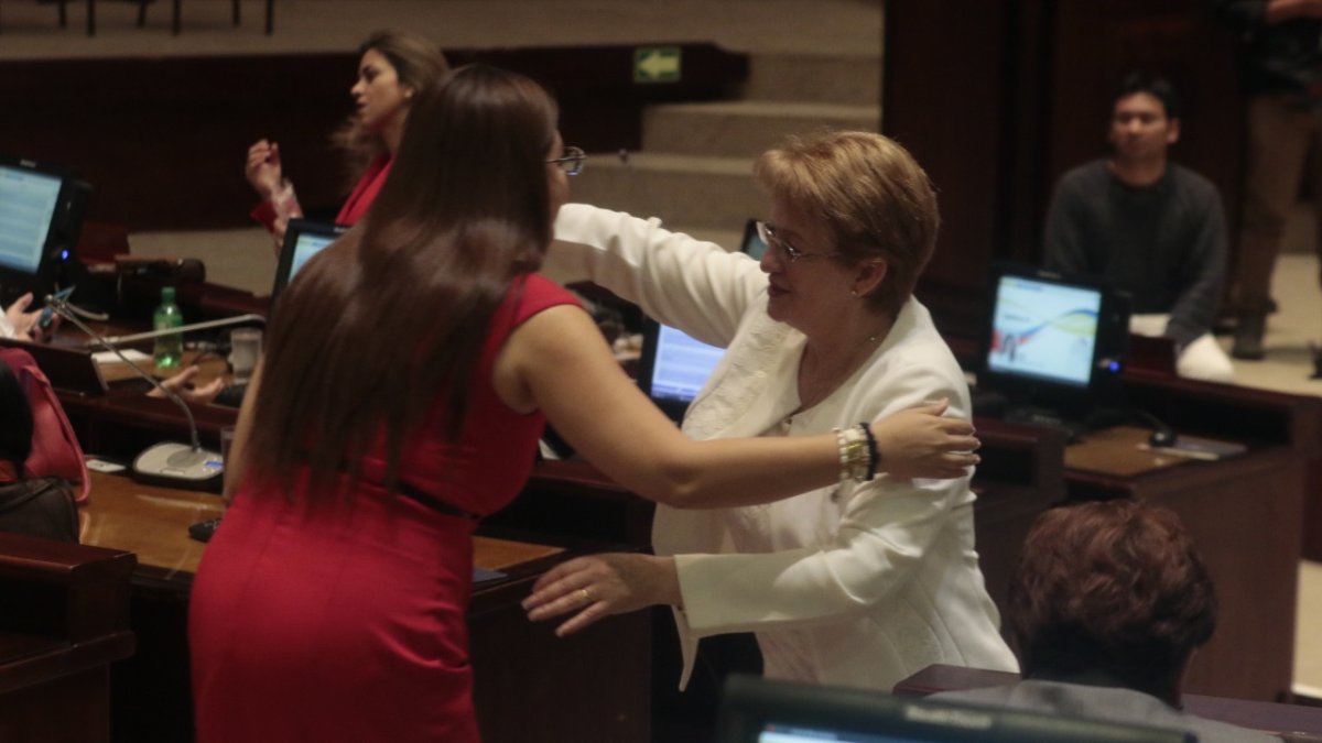 Decisión. El 13 de noviembre de 2018 el pleno de la Asamblea destituyó a Sofía Espín (rojo) y Norma Vallejo.