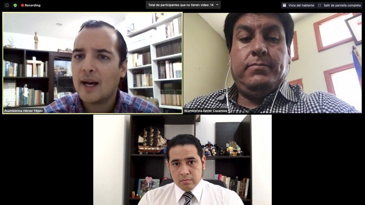 Los tres legisladores miembros de la mesa multipartidista tuvieron una sesión previa.