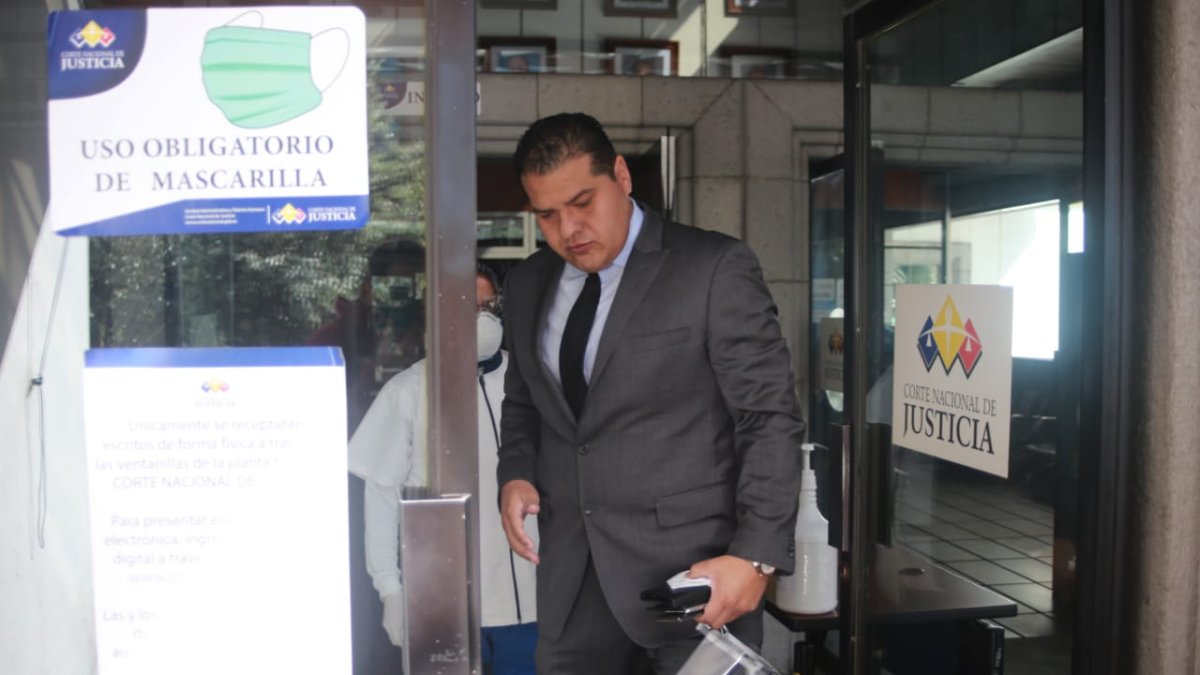 Protección. Harrison Salcedo, defensor de Jorge Glas, con los implementos de bioseguridad en sus manos.