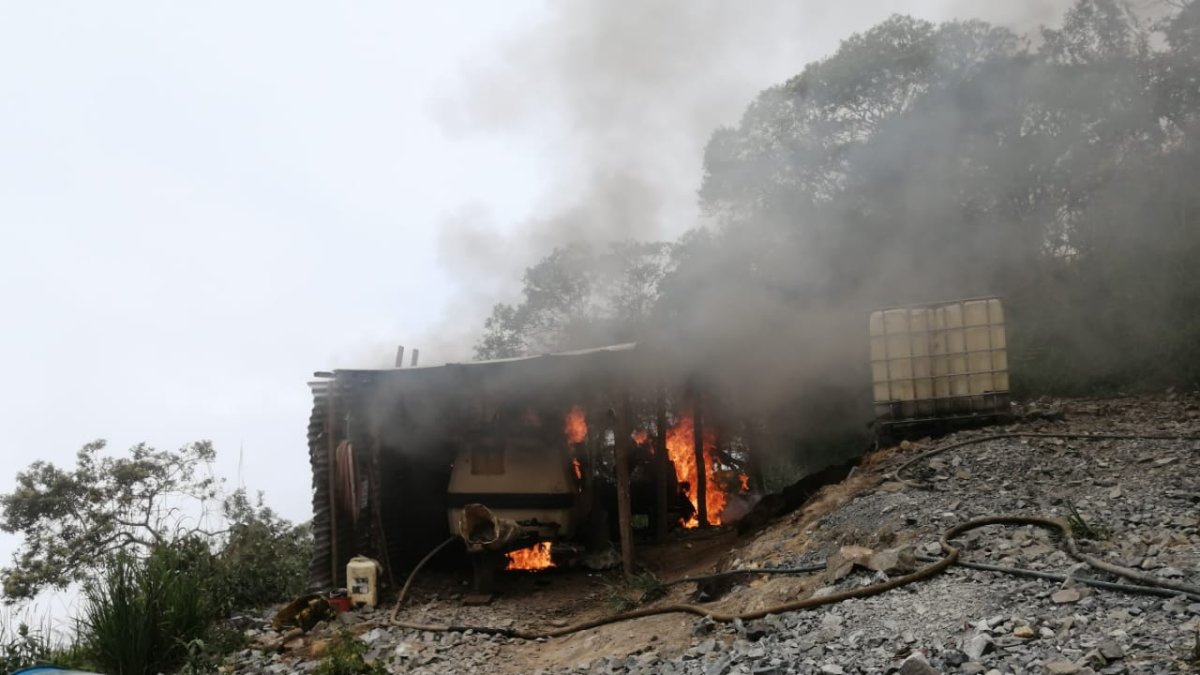 En Azuay se encontraron cinco campamentos y materiales para la labores de minería ilegal.