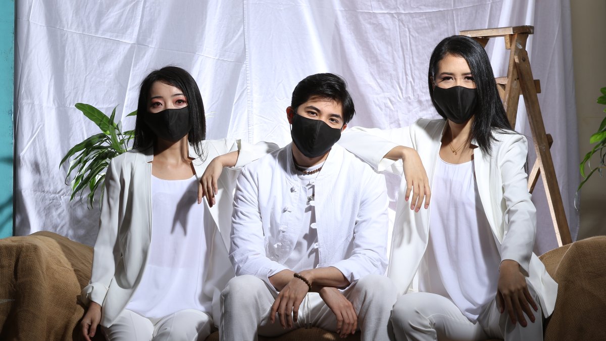 Bella Fu, Renkai Yin y Minyen Lee posan para la cámara de Expresiones.