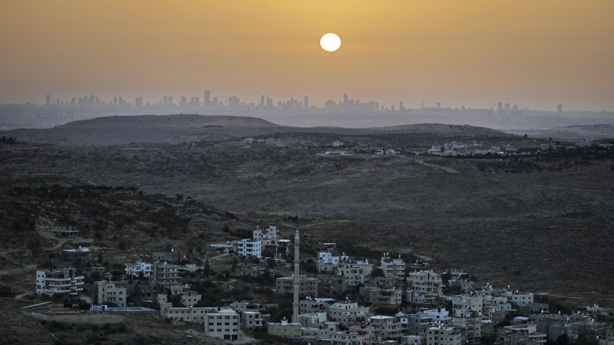 CISJORDANIA. Así se muestra el asentamiento israelí de Naale, al noroeste de la ciudad palestina de Ramallah muestra el horizonte de la ciudad costera de Tel Aviv.