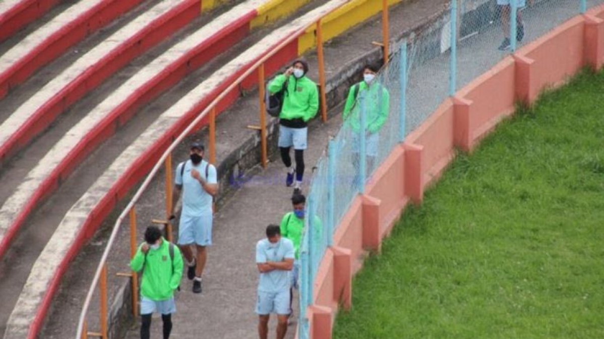Los jugadores de Deportivo Cuenca llegaron al estadio Alejandro Serrano, pero se marcharon sin entrenar.