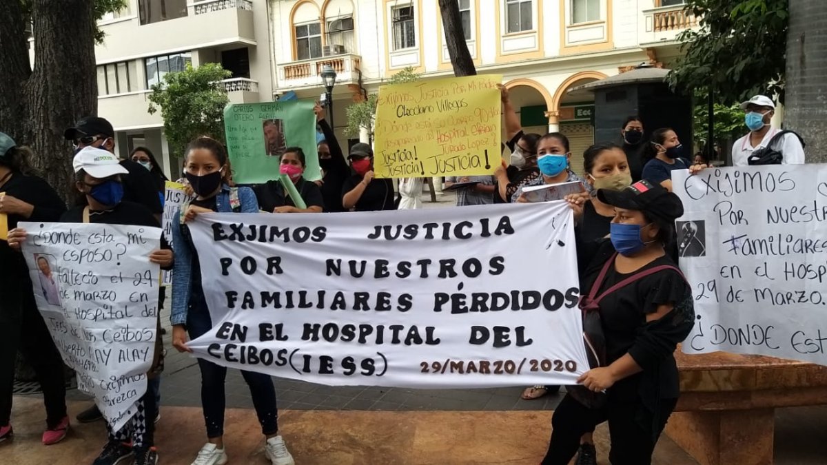 Hecho. Hace unos minutos, en los exteriores de la Fiscalía en Guayaquil, hubo un plantón de los familiares que no han podido hallar los cuerpos de los fallecidos.