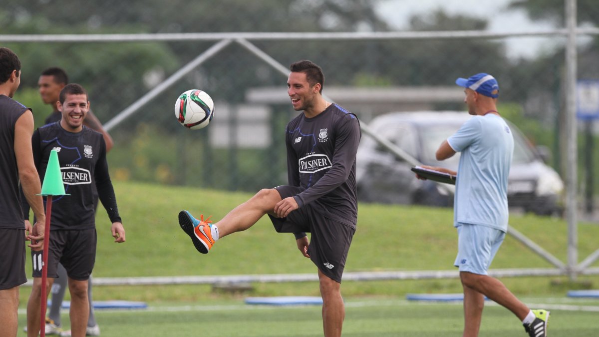 Emanuel Herrera (c) durante uno de los entrenamientos en el reducto al que ahora critica.