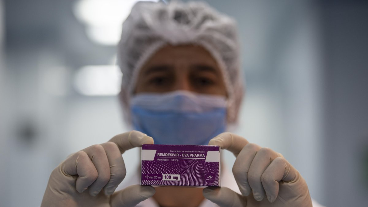 CAIRO. Un empleado de la compañía Eva Pharma sostiene una caja de remdesivir.