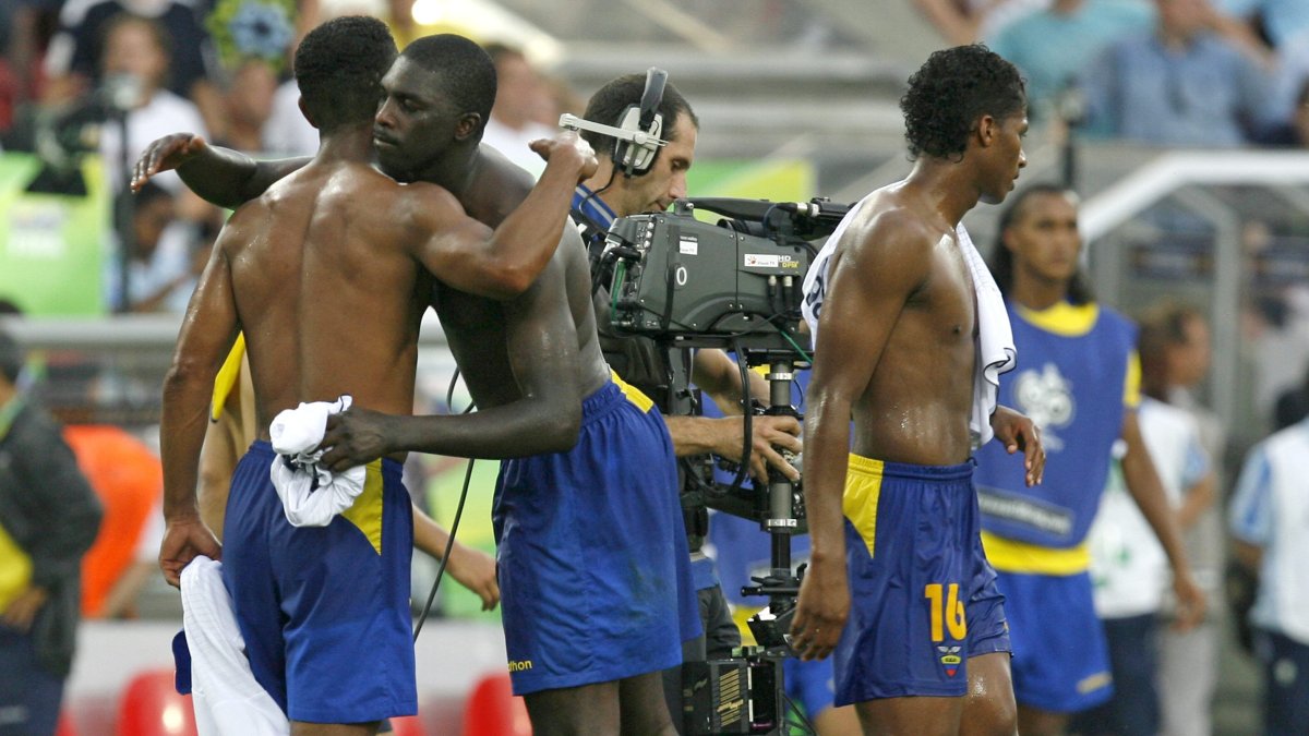 Los jugadores de Ecuador Ivan Hurtado (i), Antonio Valencia (d) y Giovanny Espinoza (c) fueron titulares ante Inglaterra.