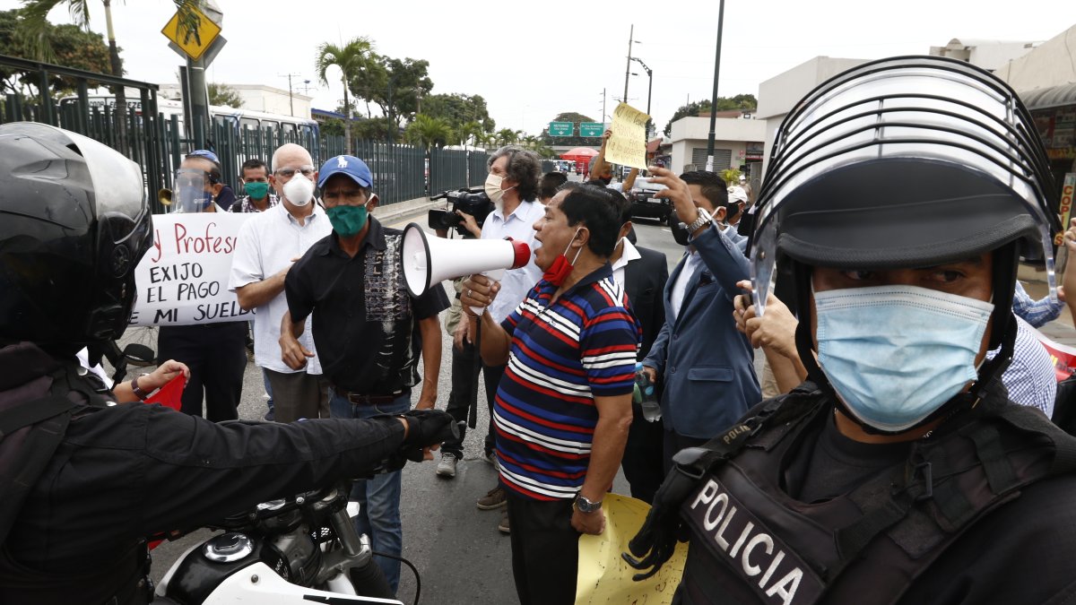 Los manifestantes se apostaron en los exteriores de la Universidad de Guayaquil. Miembros de la Policía intrevinieron.
