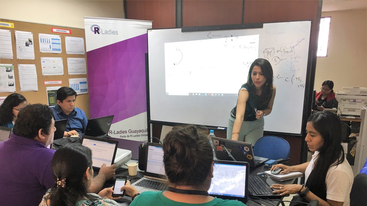 Zulemma Bazurto, magister en Estadística, durante un curso de programación con software libre.