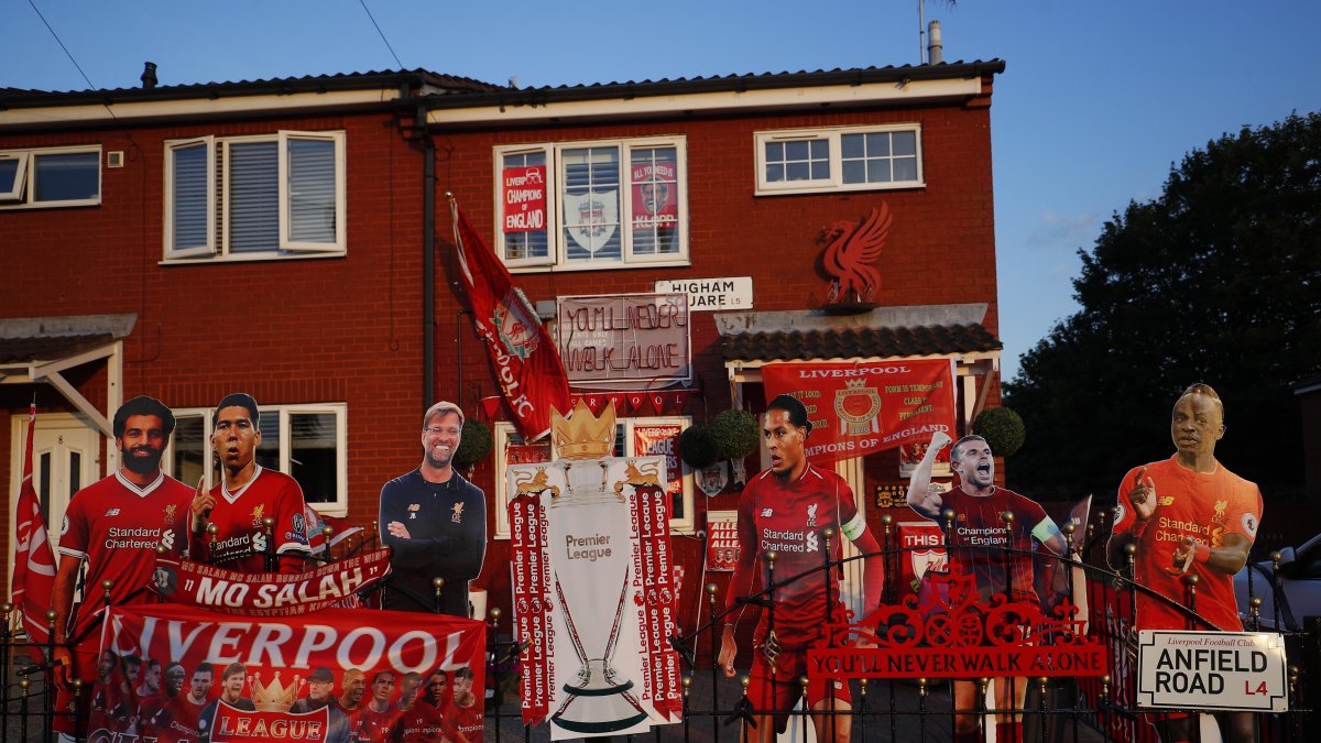 Hinchas del Liverpool montaron capillas antes del partido entre Chelsea y City para festejar por primera vez en la era Premier League.