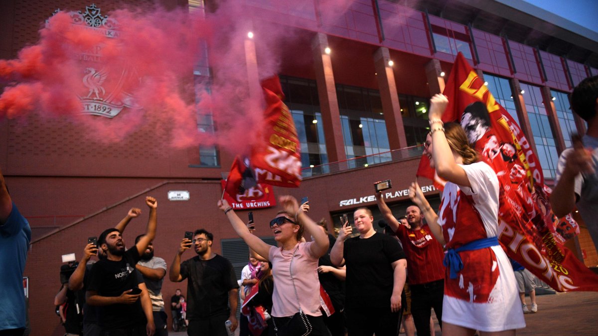 Los hinchas del Liverpool salieron a festejar la primera corona de la era Premier League.