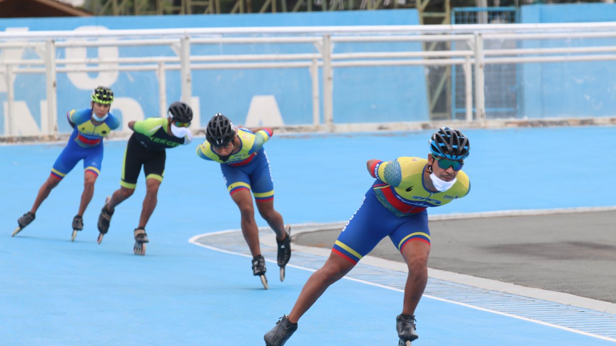 Prácticas. Renato Campana (d), Johan Mora y Renato Carchi volvieron el lunes a los entrenamientos. Solo se bajan la mascarilla al estar en la pista.