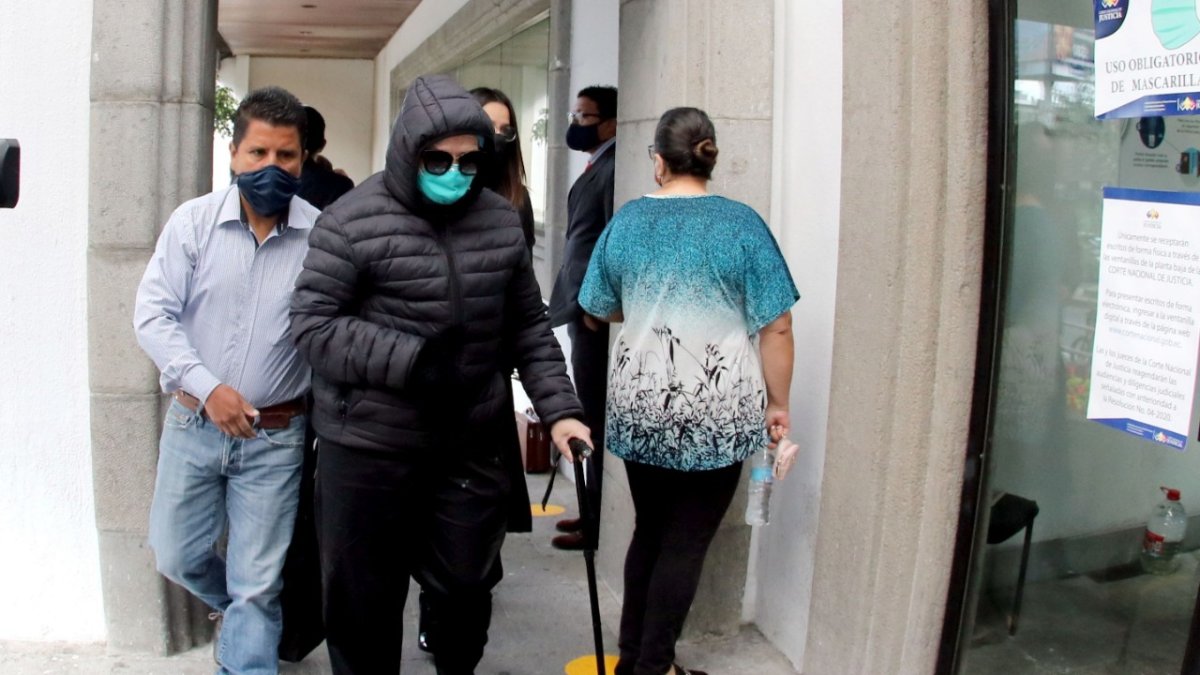 Diligencia. Con ayuda de un bastón y el soporte de una persona llegó a la Corte la exasambleísta Norma Vallejo.