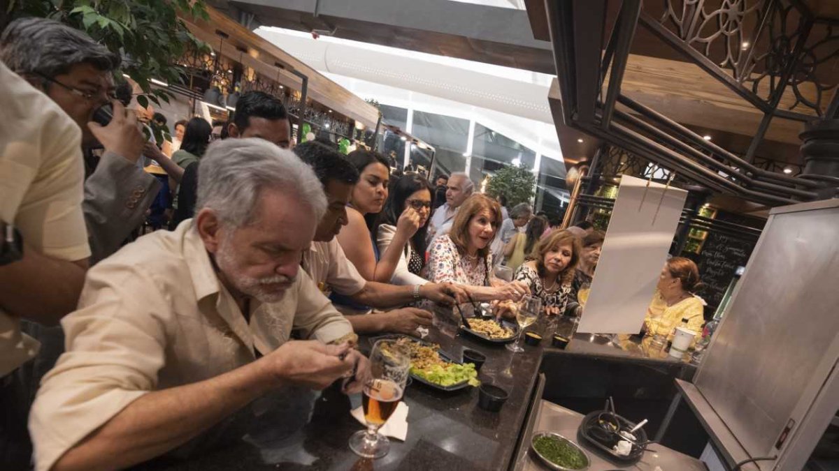 Ciudadanos visitan el Mercado del Rió en su inauguración en 2018.