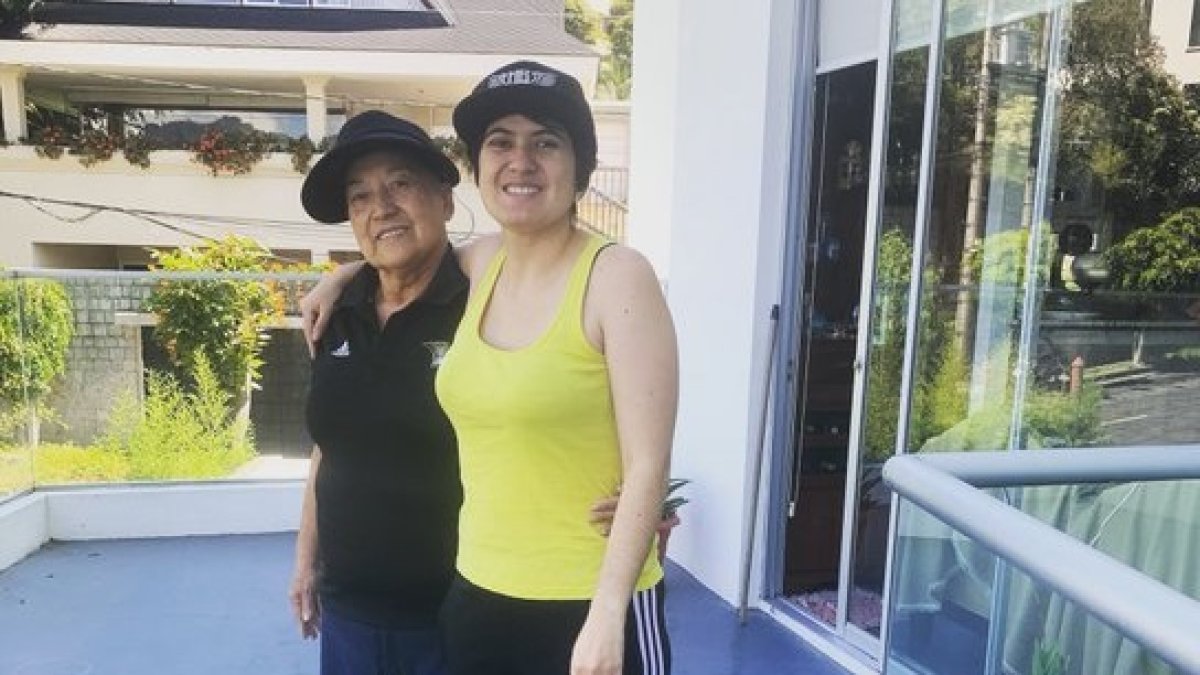 Carla Heredia y su mamá, Alicia, hacen deporte juntas en casa.