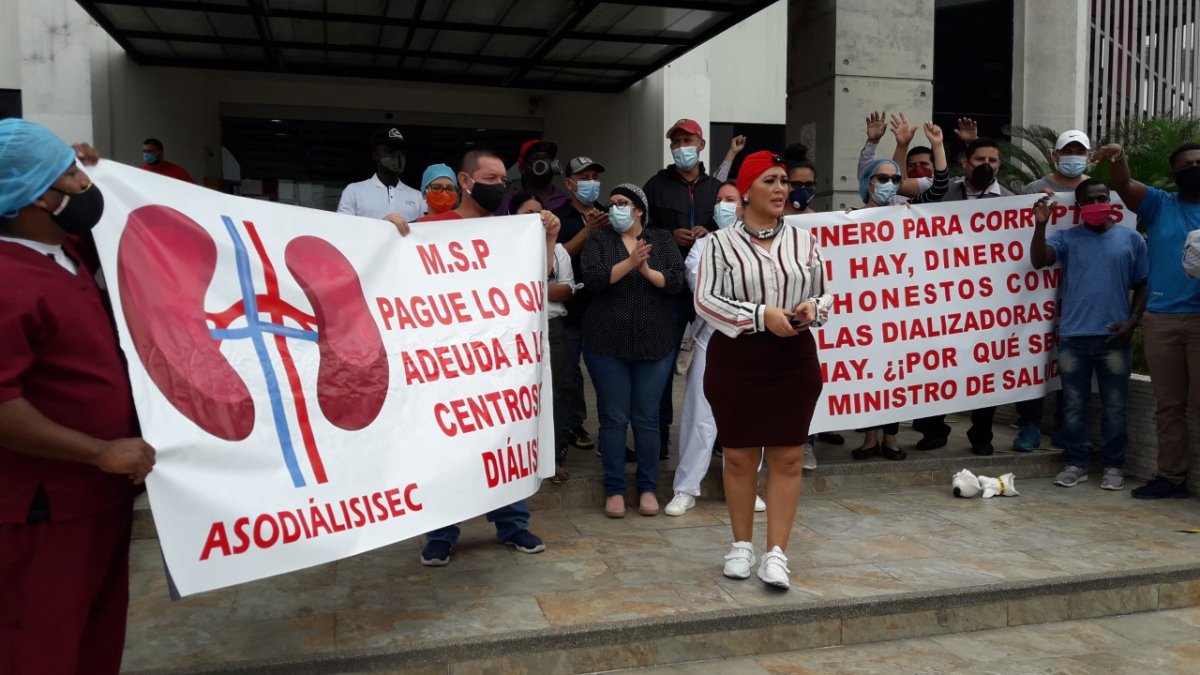 los manifestantes se concentraron en los bajos del edificio Joaquín Gallegos Lara (antiguo Makro)
