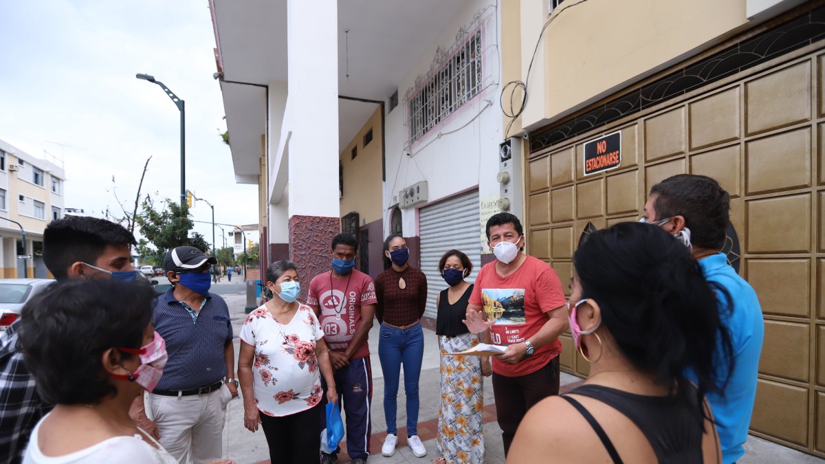 Xavier Zurita conversando con un grupo de moradores sobre el bienestar del barrio.