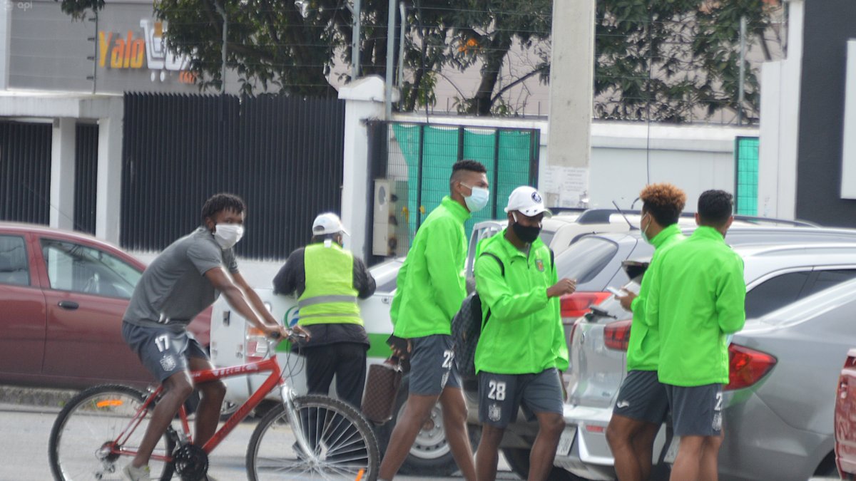 Los jugadores de Deportivo Cuenca no entrenaron por segundo día consecutivo debido a los meses que están impagos.
