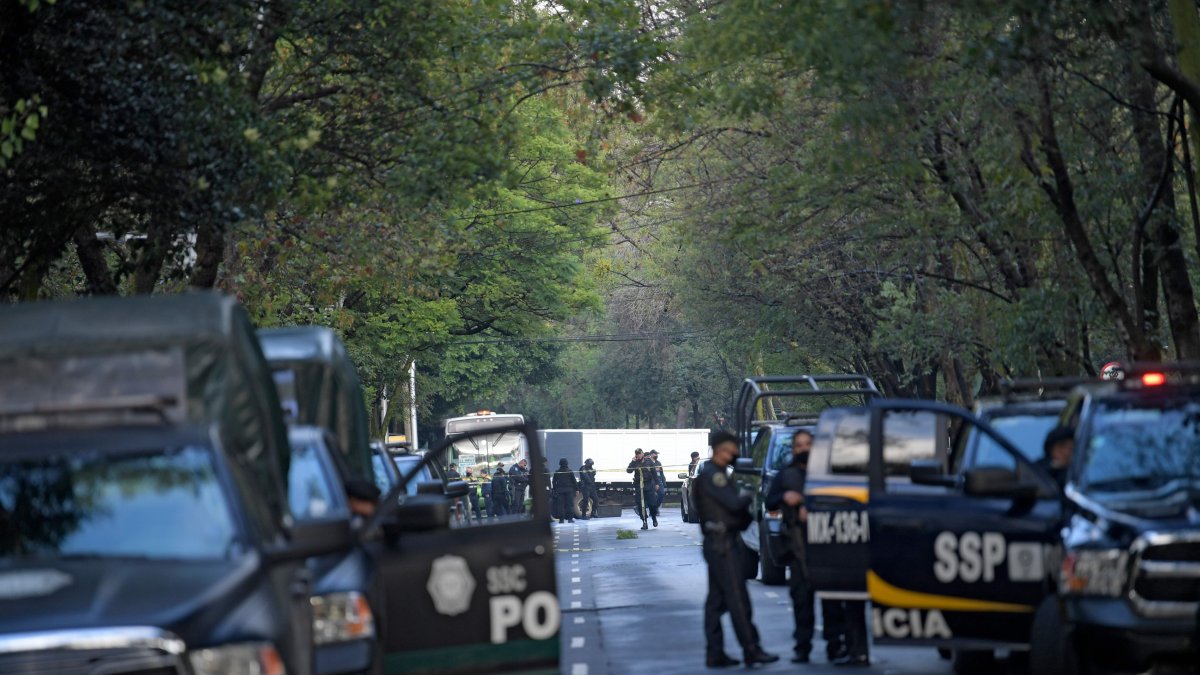 CIUDAD DE MÉXICO. Elementos de la Policía cerca una de las principales avenidas de esta capital, luego del ataque, que provocó la muerte de tres personas.