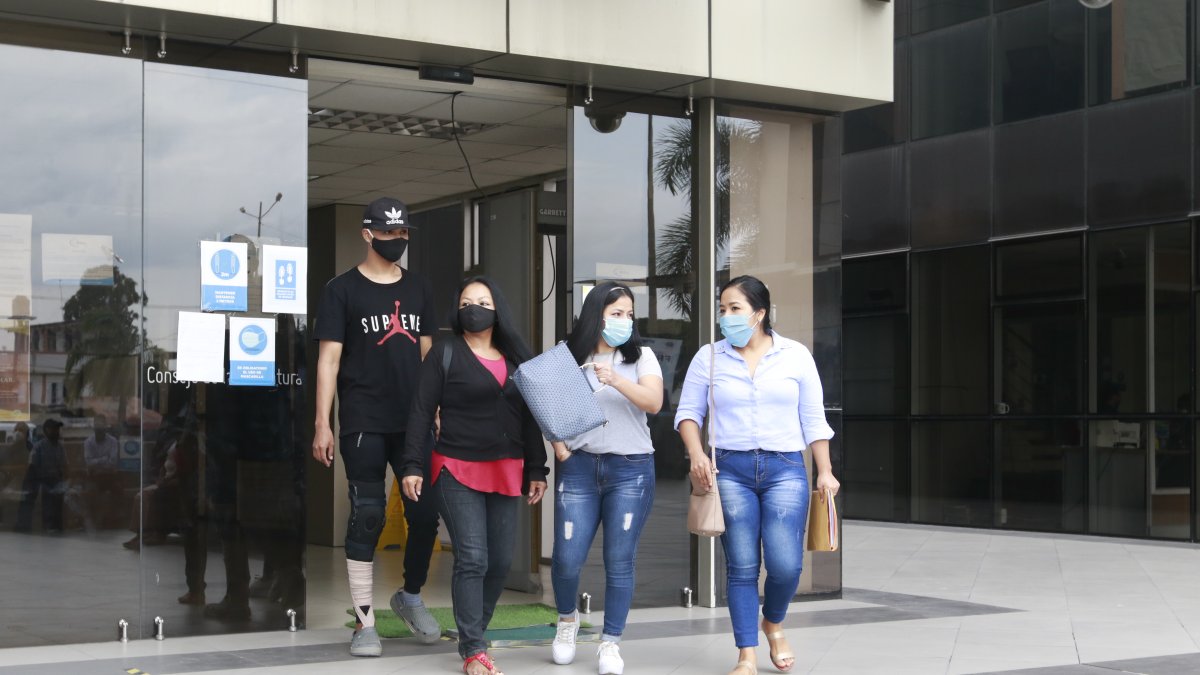 Ciudadanos en Guayaquil realizan sus trámite judiciales y otros con medidas de bioseguridad como el uso de mascarilla.